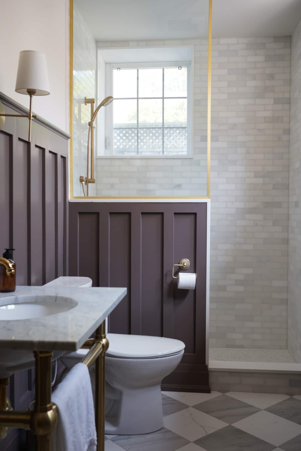 Full bathroom at The Alton Landing